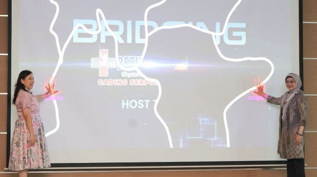 CEO AdMedika Dian Prambini (kanan) dan Managing Director Bethsaida Healthcare dr. Magdalena (kiri) saat meresmikan implementasi Host to Host Bridging System antara Sistem Informasi Manajemen Rumah Sakit (SIMRS) Bethsaida dengan sistem AdMedika untuk layanan rawat jalan dan rawat inap di auditorium Bethsaida Hospital Gading Serpong, beberapa waktu yang lalu (Dok: Telkom) 