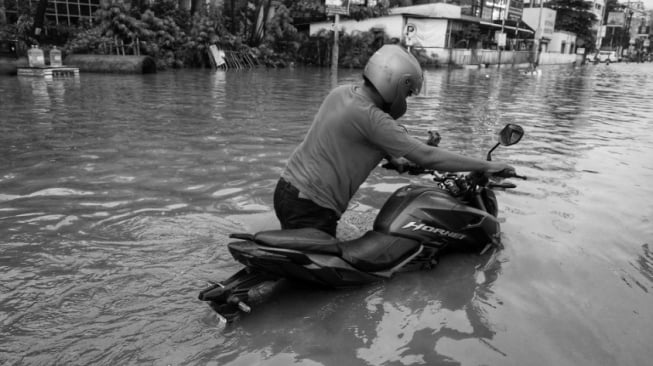 8 Langkah Cepat Menyelamatkan Motor Terendam Banjir, Jangan Langsung Dinyalakan