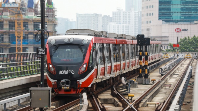 Kereta LRT Jabodebek tiba di Stasiun Dukuh Atas, Jakarta, Rabu (3/12/2025). [Suara.com/Alfian Winanto]
