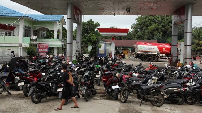 Sejumlah kendaraan antre panjang menunggu Bahan Bakar Minyak (BBM) di SPBU Kecamatan Batang Toru, Kabupaten Tapanuli Selatan, Sumatera Utara, Selasa (2/12/2025). [ANTARA FOTO/Yudi Manar/foc]