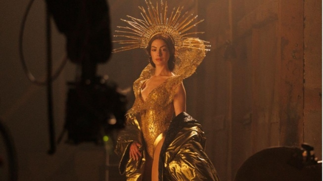 Sinopsis Mother Mary: Anne Hathaway Jadi Bintang Pop dengan Rahasia Gelap