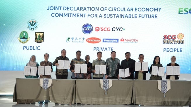 Penandatanganan Deklarasi bertajuk 'Circular Future Collaboration and Commitment: Declaration for Greener Tomorrow' oleh SCG dan beberapa perusahaan. [Dok SCG]. 