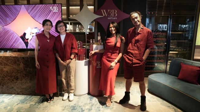 Anggun C Sasmi, Grace Tahir, dan Marcello Tahitoe alias Ello didapuk menjadi brand ambassador W3B Selfcare. [dokumentasi pribadi]