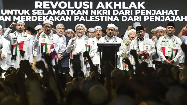 Wakil Menteri Agama Romo Muhammad Syafi'i (ketiga kanan) bersama Gubernur DKI Jakarta Pramono Anung (kedua kiri), dan Habib Rizieq Shihab (ketiga kiri) menghadiri Reuni 212 di Monas, Jakarta, Selasa (2/12/2025). [ANTARA FOTO/Sulthony Hasanuddin/bar]