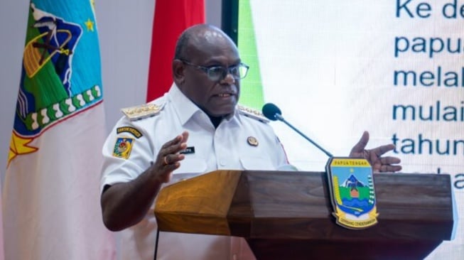 Gubernur Papua Tengah Meki Nawipa Gelontorkan Rp90 Miliar, 26 Ribu Siswa Kini Sekolah Gratis!