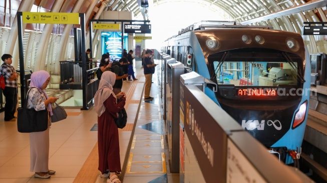 Kereta LRT Jabodebek tiba di Stasiun Dukuh Atas, Jakarta, Rabu (3/12/2025). [Suara.com/Alfian Winanto]
