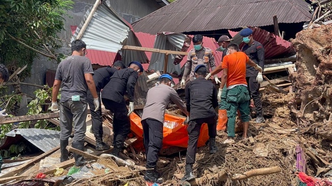 Pilu Personel Brimob Temukan Jenazah Ortu saat Evakuasi Korban Bencana di Sibolga