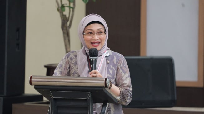 CEO AdMedika Dian Prambini saat memberikan sambutan pada acara peresmian implementasi Host to Host Bridging System antara Sistem Informasi Manajemen Rumah Sakit (SIMRS) Bethsaida dengan sistem AdMedika untuk layanan rawat jalan dan rawat inap di auditorium Bethsaida Hospital Gading Serpong, beberapa waktu yang lalu (Dok: Telkom)