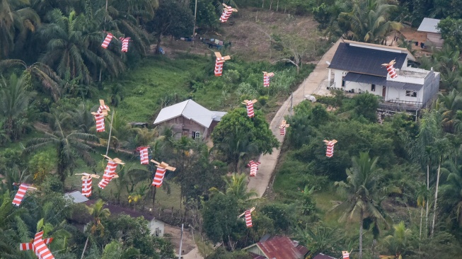 Sejumlah helibox di distribusikan Prajurit TNI AU Skadron Udara 2 menggunakan metode Container Delivery Sistem (CDS) dengan pesawat CN 295 di Kecamatan Kuala Simpang, Kabupaten Aceh Tamiang, Aceh, Selasa (2/12/2025). [ANTARA FOTO/Fakhri Hermansyah/bar]