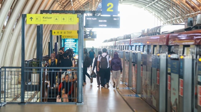 Suasana penumpang menunggu kedatangan Kereta LRT Jabodebek di Stasiun Dukuh Atas, Jakarta, Rabu (3/12/2025). [Suara.com/Alfian Winanto]
