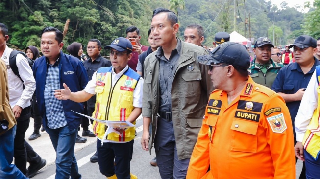 Kunjungi Korban Bencana Sumbar, AHY Pastikan Perbaikan Jalan Nasional Lembah Anai Dikebut!