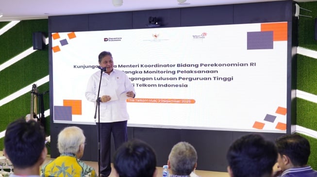 Menteri Koordinator Bidang Perekonomian RI (Menko Perekonomian) Airlangga Hartarto saat memberikan keynote speech pada acara monitoring pelaksanaan program pemagangan lulusan perguruan tinggi di lingkungan TelkomGroup yang berlokasi di Telkom Landmark Tower (TLT) Jakarta, pada Selasa (2/12/2025) (Dok: Telkom)