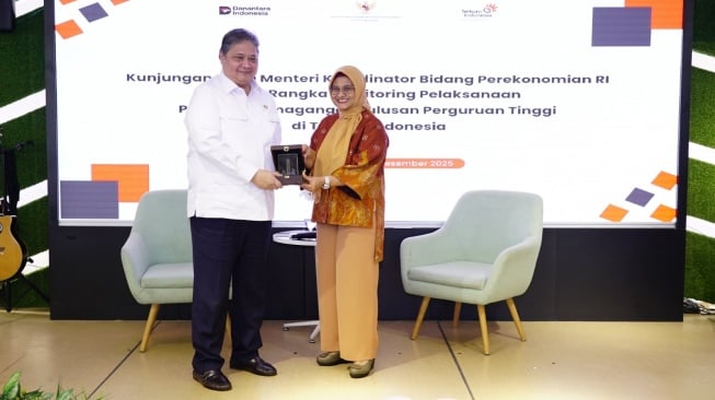 Direktur Utama Telkom Dian Siswarini (kanan) saat memberikan cinderamata kepada Menteri Koordinator Bidang Perekonomian RI (Menko Perekonomian) Airlangga Hartarto (kiri) saat acara monitoring pelaksanaan program pemagangan lulusan perguruan tinggi di lingkungan TelkomGroup yang berlokasi di Telkom Landmark Tower (TLT) Jakarta, pada Selasa (2/12/2025) (Dok: Telkom)