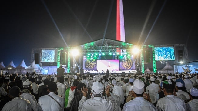 Warga membacakan sholawat nabi saat mengikuti Reuni 212 di Monas, Jakarta, Selasa (2/12/2025). [ANTARA FOTO/Sulthony Hasanuddin/bar]