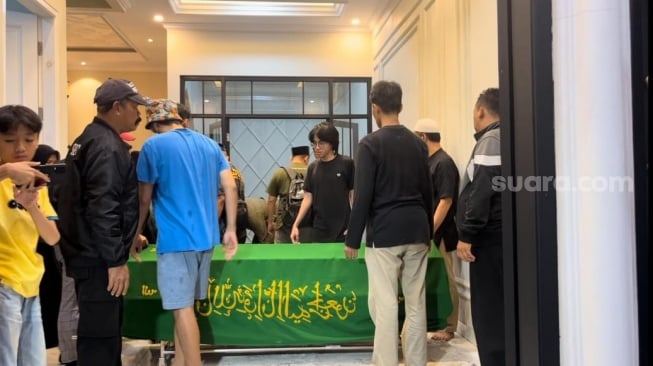 Jenazah Epy Kusnandar Tiba di Rumah Duka, Sang Anak Tegar Gotong Keranda Jenazah