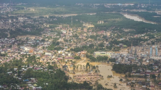 KKondisi pemukiman yang terdampak banjir di Kabupaten Aceh Tamiang, Aceh, Selasa (2/12/2025). [ANTARA FOTO/Fakhri Hermansyah/bar]