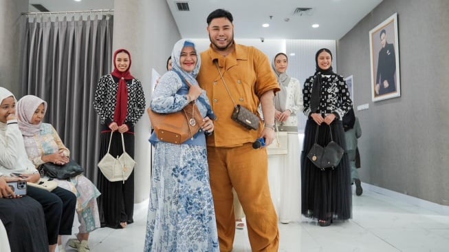 Ivan Gunawan bersama pelanggan Mandjha Hijab. [dokmentasi pribadi]