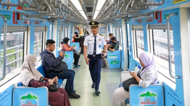 Penumpang menaiki Kereta LRT Jabodebek di Stasiun Dukuh Atas, Jakarta, Rabu (3/12/2025). [Suara.com/Alfian Winanto]
