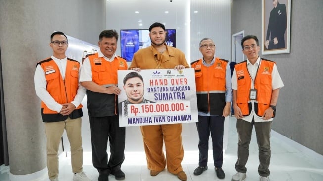 Ivan Gunawan melalui lini fashionnya, Mandjha Hijab memberikan bantuan sebesar Rp150 juta melalui BAZNAS untuk korban bencana alam di Sumatera. [dokumentasi pribadi]