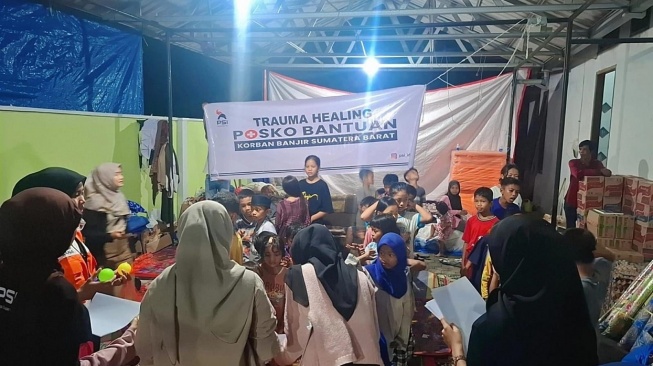 Gandeng Mahasiswa, PSI Gelar Trauma Healing Korban Banjir di Padang