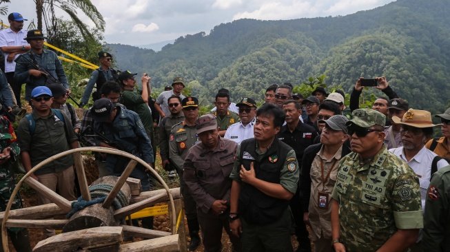 Direktur Jenderal Penegakan Hukum Kehutanan Kementerian Kehutanan Dwi Januanto Nugroho (keempat kanan) bersama Dansatgas Penertiban Kawasan Hutan (PKH) Garuda Mayjen TNI Dody Triwinarto (kedua kanan), Wakajati Banten Ardito Muwardi (kelima kanan), dan Kepala Balai TNGHS Budi Chandra (kanan) meninjau lokasi pertambangan tanpa izin (PETI) di kawasan Taman Nasional Gunung Halimun Salak, Kabupaten Lebak, Banten, Rabu (3/12/2025). [ANTARA FOTO/Angga Budhiyanto/nz]