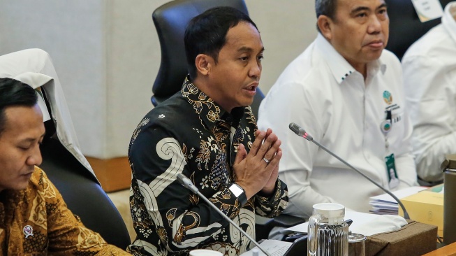 Menteri Kehutanan Raja Juli Antoni (tengah) bersama Wakil Menteri Kehutanan Rohmat Marzuki (kiri) dan Sekretaris Jenderal Kementerian Perhutanan Mahfudz (kanan) menyampaikan paparan saat mengikuti rapat kerja dengan Komisi IV DPR di Kompleks Parlemen, Senayan, Jakarta, Kamis (4/12/2025). [ANTARA FOTO/Asprilla Dwi Adha/YU]