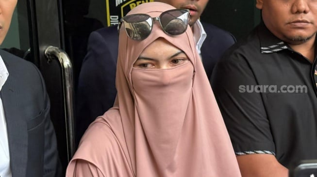 Wardatina Mawa saat ditemui usai pemeriksaan atas laporannya terhadap Inara Rusli di Polda Metro Jaya pada Kamis, 4 Desember 2025. [Suara.com/Tiara Rosana]