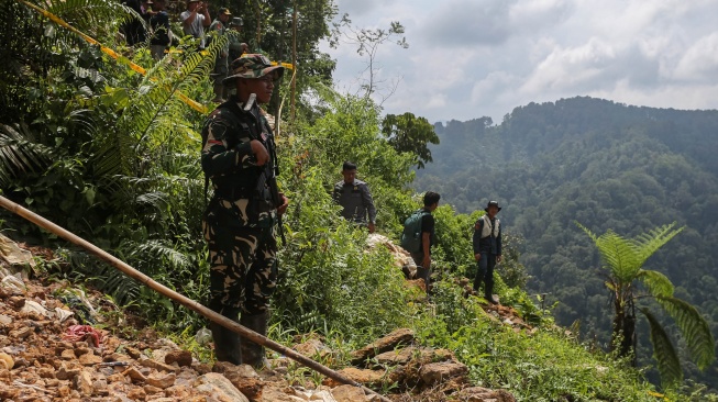 Prajurit TNI dari Satgas Penertiban Kawasan Hutan (PKH) berjaga di lokasi pertambangan tanpa izin (PETI) di kawasan Taman Nasional Gunung Halimun Salak, Lebak, Banten, Rabu (3/12/2025). [ANTARA FOTO/Angga Budhiyanto/nz]