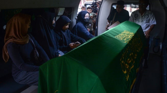 Ibu dari mendiang Alvaro Kiano Nugroho, Arum Indah Kusumastuti (ketiga kanan) menangis di samping keranda jenazah di RS Polri, Jakarta, Kamis (4/12/2025). [ANTARA FOTO/Putra M. Akbar/YU]