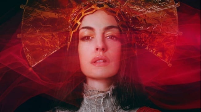 Anne Hathaway Jadi Diva Misterius di Film Mother Mary, Begini Sinopsisnya!