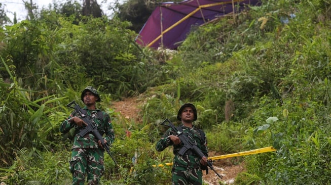 Prajurit TNI dari Satgas Penertiban Kawasan Hutan (PKH) berjaga di lokasi pertambangan tanpa izin (PETI) di kawasan Taman Nasional Gunung Halimun Salak, Lebak, Banten, Rabu (3/12/2025). [ANTARA FOTO/Angga Budhiyanto/nz]