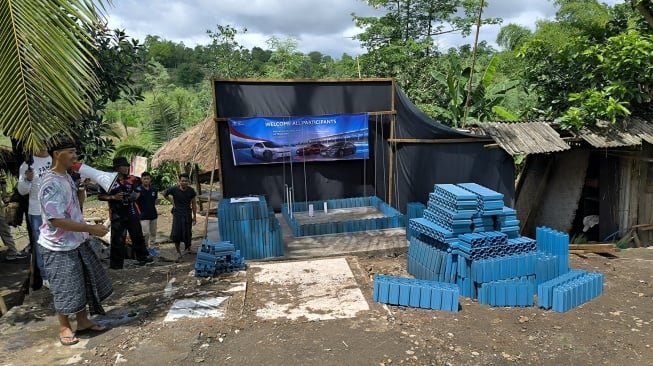 Material bata dari plastik daur ulang yang akan digunakan untuk membangun toilet umum dalam program CSR Toyota di Desa Wisata Sasak Ende, Lombok, NTB pada Selasa (3/12/2025). [Suara.com/Liberty Jemadu]
