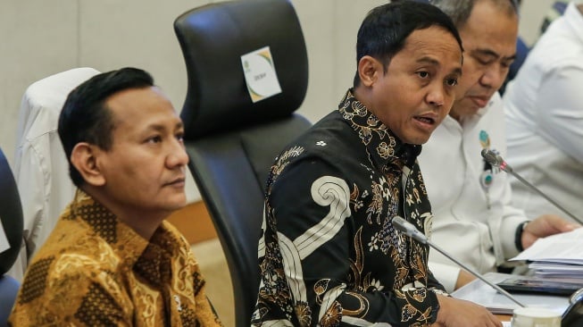 Menteri Kehutanan Raja Juli Antoni (tengah) bersama Wakil Menteri Kehutanan Rohmat Marzuki (kiri) dan Sekretaris Jenderal Kementerian Perhutanan Mahfudz (kanan) menyampaikan paparan saat mengikuti rapat kerja dengan Komisi IV DPR di Kompleks Parlemen, Senayan, Jakarta, Kamis (4/12/2025). [ANTARA FOTO/Asprilla Dwi Adha/YU]