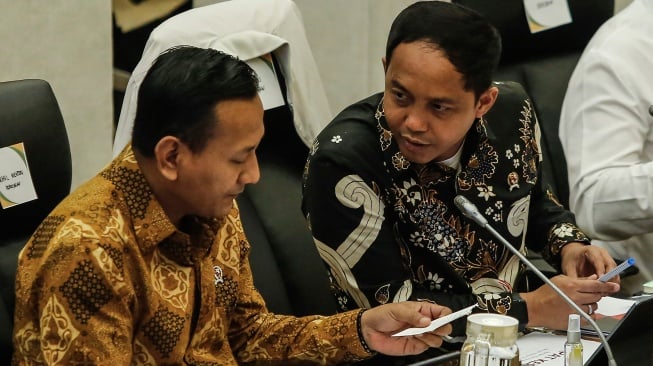 Menteri Kehutanan Raja Juli Antoni (kanan) berbincang dengan bersama Wakil Menteri Kehutanan Rohmat Marzuki (kiri) saat mengikuti rapat kerja dengan Komisi IV DPR di Kompleks Parlemen, Senayan, Jakarta, Kamis (4/12/2025). [ANTARA FOTO/Asprilla Dwi Adha/YU]
