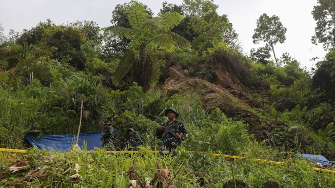 Prajurit TNI dari Satgas Penertiban Kawasan Hutan (PKH) berjaga di lokasi pertambangan tanpa izin (PETI) di kawasan Taman Nasional Gunung Halimun Salak, Lebak, Banten, Rabu (3/12/2025). [ANTARA FOTO/Angga Budhiyanto/nz]
