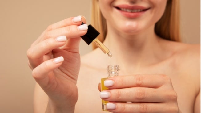 5 Rekomendasi Serum Kolagen Lokal untuk Usia 40-an, Harga Mulai Rp20 Ribuan