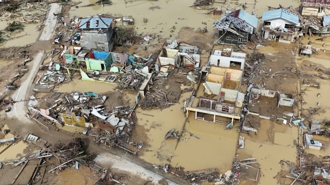 Foto udara kerusakan rumah warga pasca diterjang banjir bandang di Desa Kota Lintang, Kota Kuala Simpang, Kabupaten Aceh Tamiang, Aceh, Rabu (3/12/2025). [ANTARA FOTO/Syifa Yulinnas/nz]
