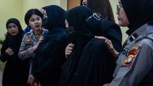 Polwan menenangkan ibu dari mendiang Alvaro Kiano Nugroho, Arum Indah Kusumastuti (ketiga kiri) yang menangis saat penyerahan kerangka jenazah di RS Polri, Jakarta, Kamis (4/12/2025). [ANTARA FOTO/Putra M. Akbar/YU]