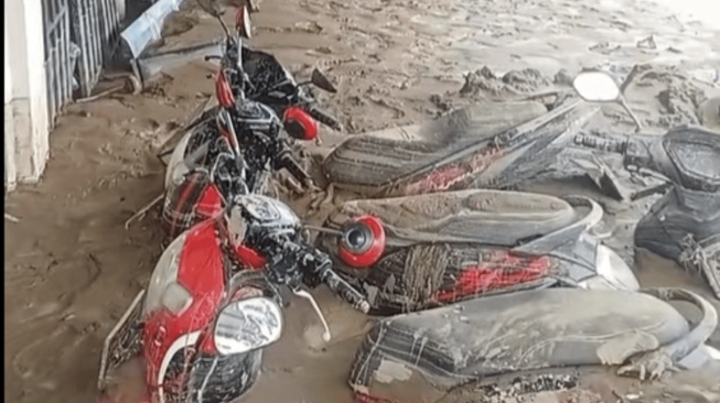 4 Motor Matic 'Tenggelam' Lumpur Galodo Sumbar, Honda BeAT hingga Vario Jadi Saksi Bisu Banjir