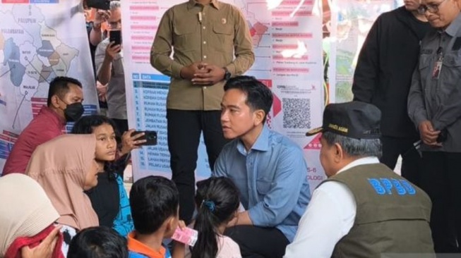 'Bapak-Ibu Tidak Sendiri', Momen Haru Gibran Tenangkan Korban Banjir Bandang di Agam