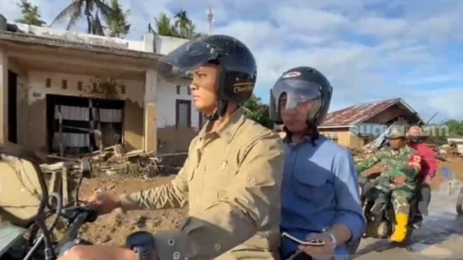 Naik Motor Trail, Gibran Tembus Lokasi Terisolir Banjir Bandang Agam Bawa Buku Catatan