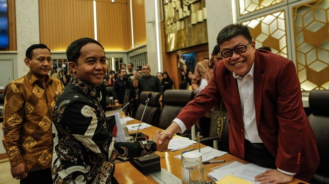 Menteri Kehutanan Raja Juli Antoni (kedua kiri) bersama Wakil Menteri Kehutanan Rohmat Marzuki (kiri) berjabat tangan dengan Wakil Ketua Komisi IV DPR Alex Indra Lukman (kanan) saat mengikuti rapat kerja di Kompleks Parlemen, Senayan, Jakarta, Kamis (4/12/2025). [ANTARA FOTO/Asprilla Dwi Adha/YU]