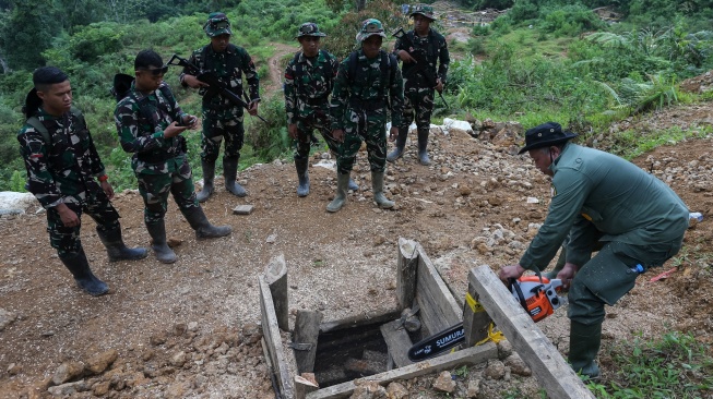 Satgas Penertiban Kawasan Hutan (PKH) menggergaji sarana pertambangan tanpa izin (PETI) di kawasan Taman Nasional Gunung Halimun Salak, Kabupaten Lebak, Banten, Rabu (3/12/2025). [ANTARA FOTO/Angga Budhiyanto/nz]