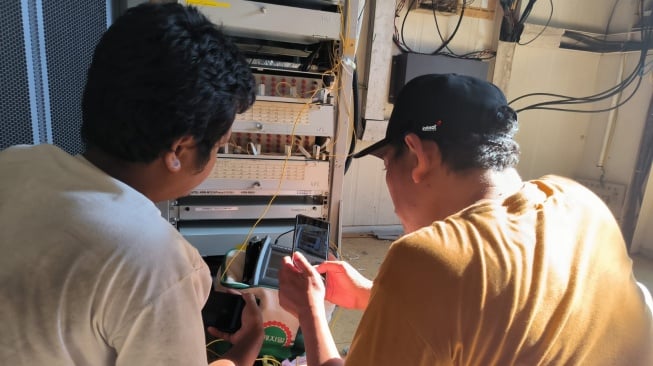 Perbaikan jaringan layanan Indosat di wilayah bencana Aceh, Sumut, dan Sumbar. [Indosat]