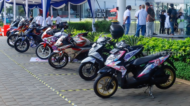 Pengunjung melihat jajaran kendaraan yang dipamerkan di acara Astra Auto Fest 2025 di di Astra Biz Center, Tangerang, Banten, Jumat (5/12/2025). [Suara.com/Alfian Winanto]