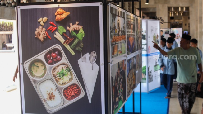 Pengunjung mengamati sejumlah karya yang ditampilkan pada pameran Haluan Merah Putih di selasar Al Fattah, Masjid Istiqlal, Jakarta, Jumat (5/12/2025). [Suara.com/Alfian Winanto]