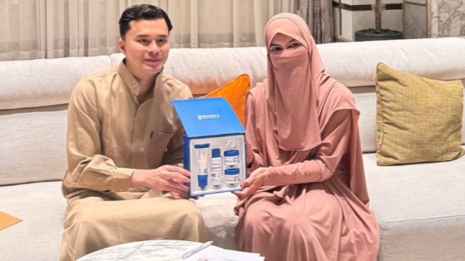 Tanpa Lepas Cadar, Wardatina Mawa Jadi Brand Ambassador Benings Clinic Milik Dr. Oky Pratama