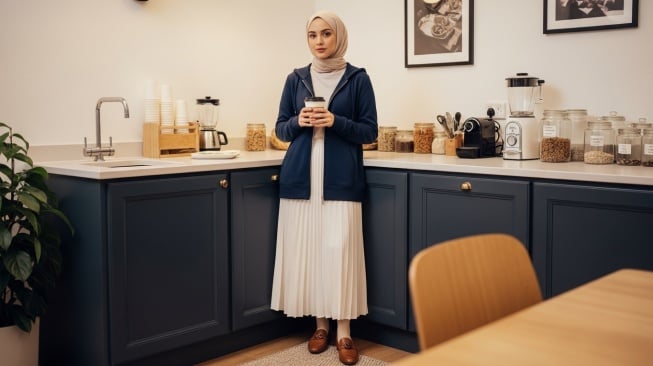 7 Jurus OOTD Kantor Anti Mati Gaya Saat Musim Hujan Tiba (Suara x Gemini)