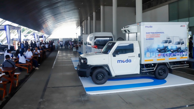 Pengunjung melihat jajaran kendaraan yang dipamerkan di acara Astra Auto Fest 2025 di di Astra Biz Center, Tangerang, Banten, Jumat (5/12/2025). [Suara.com/Alfian Winanto]