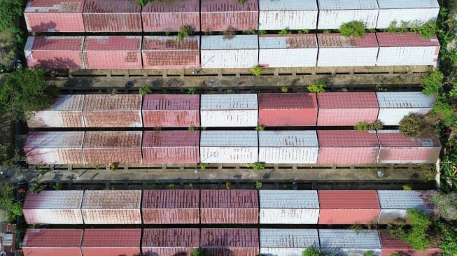 Foto udara rumah khusus (rusus) yang sedang dibersihkan di Lubuk Buaya, Padang, Sumatera Barat, Jumat (5/12/2025). [ANTARA FOTO/Iggoy el Fitra/bar]